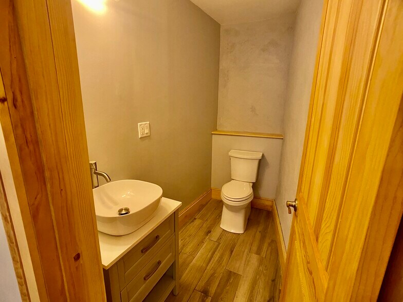 More Photos Of 192 Belgrade Ave, Roslindale Loft Creative Space For Sale