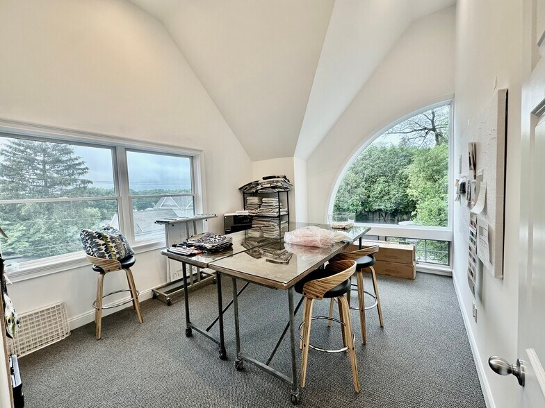 More Photos Of 1037 E Putnam Ave, Riverside Office For Lease