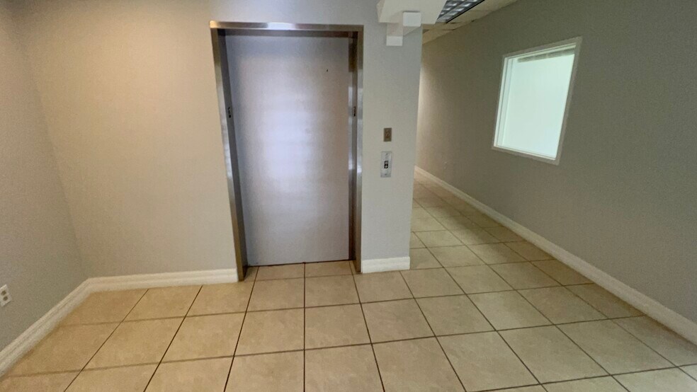 More Photos Of 4940 Bayline Dr, North Fort Myers Warehouse For Lease