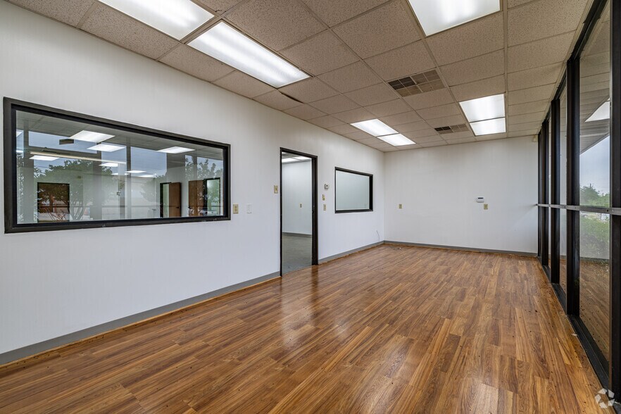 More Photos Of 325 Gold St, Garland Warehouse For Lease