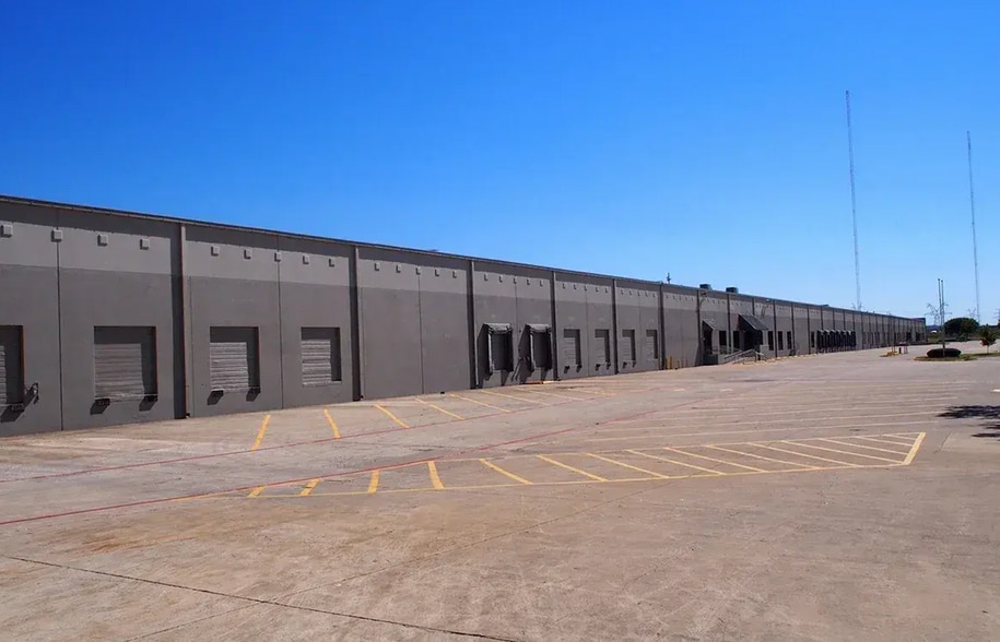 More Photos Of 850 Northlake Dr, Coppell Warehouse For Lease