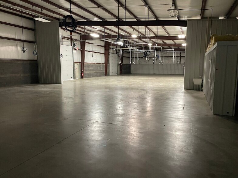 More Photos Of 3195 Grand Prix Dr, Decatur Warehouse For Lease