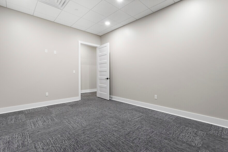 More Photos Of 13334 Seaway Rd, Gulfport Office For Lease