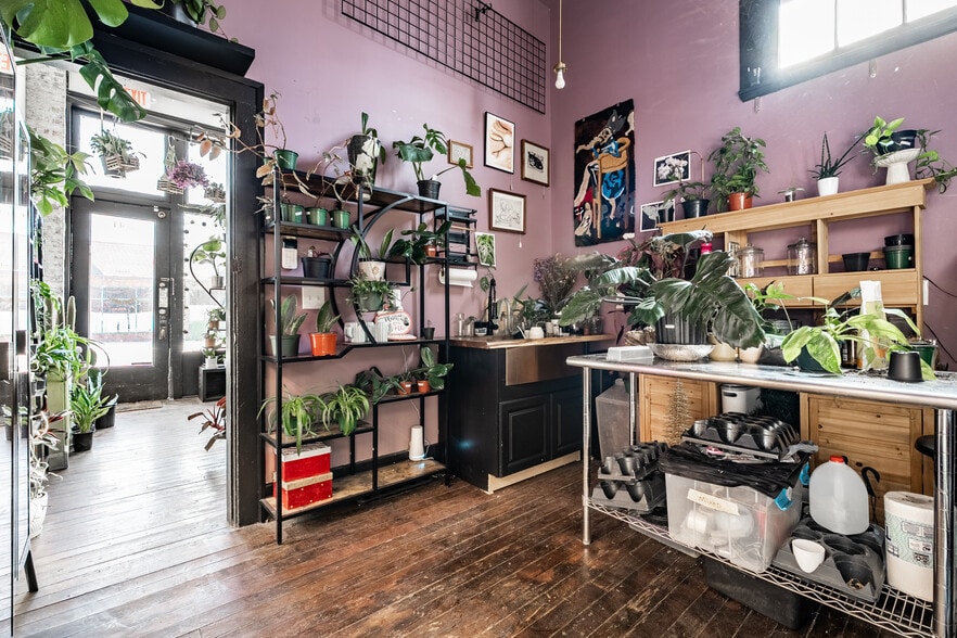 More Photos Of 2614 Shelby St, Indianapolis General Retail For Lease