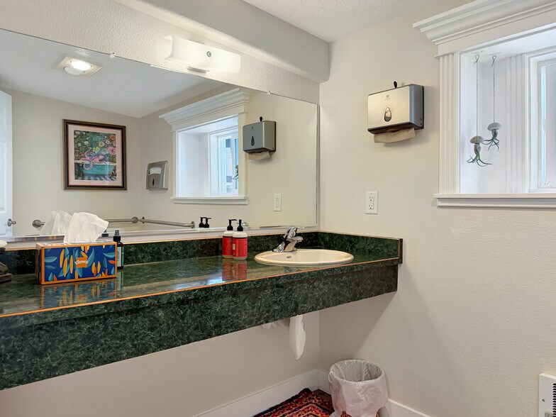 More Photos Of 624 Fleet St, Brookings Office For Sale