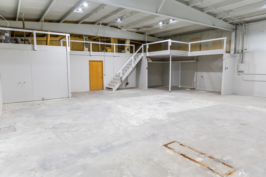 More Photos Of 1405 Lake Lansing Rd, Lansing Warehouse For Lease