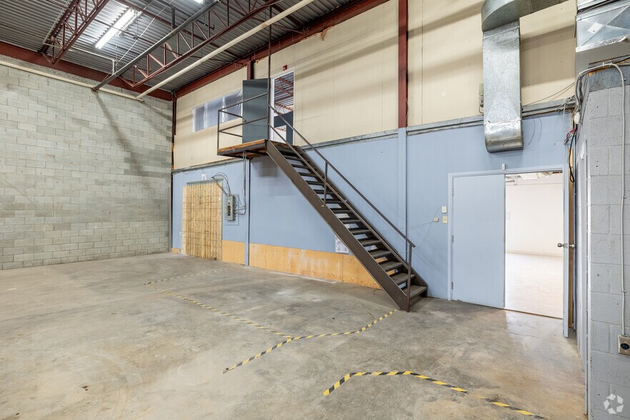 More Photos Of 3400 Boul Losch, Saint-hubert Warehouse For Lease