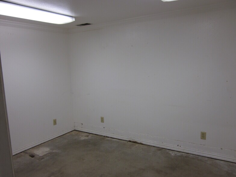 More Photos Of 135 Braniff Dr, San Antonio Manufacturing For Lease