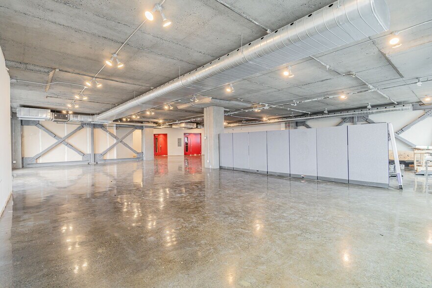 More Photos Of 3737 Boul Cremazie E, Montréal Office For Sale