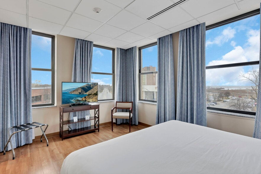 More Photos Of 301 Broadway, Lorain Hotel For Sale