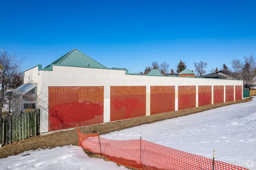 More Photos Of 2066 18th Ave NE, Calgary General Retail For Lease