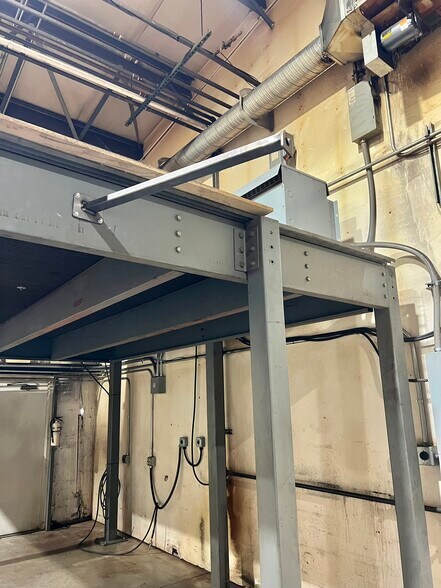 More Photos Of 33549 E Royalton Rd, Columbia Station Light Manufacturing For Sale