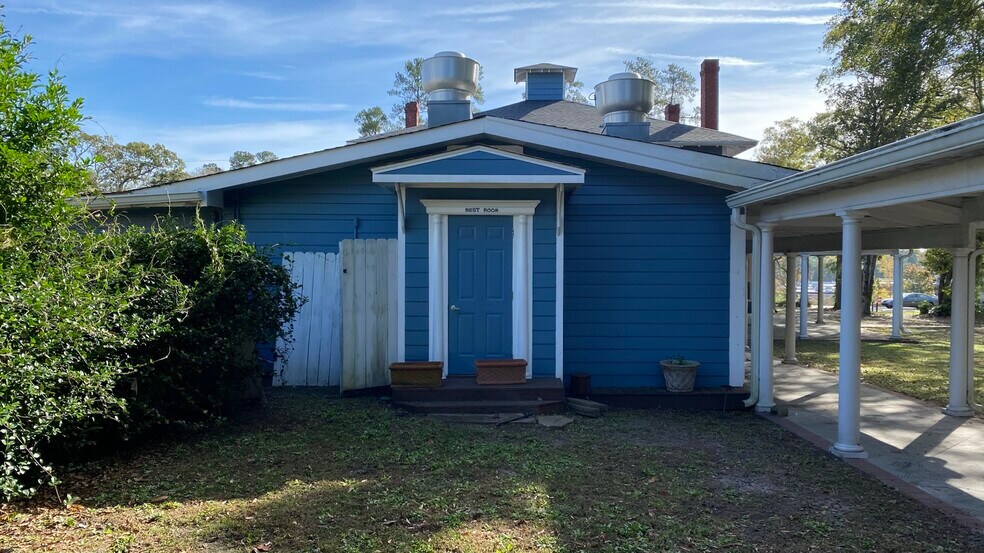 More Photos Of 421 N Lake Dr, Lexington Lodge Meeting Hall For Sale