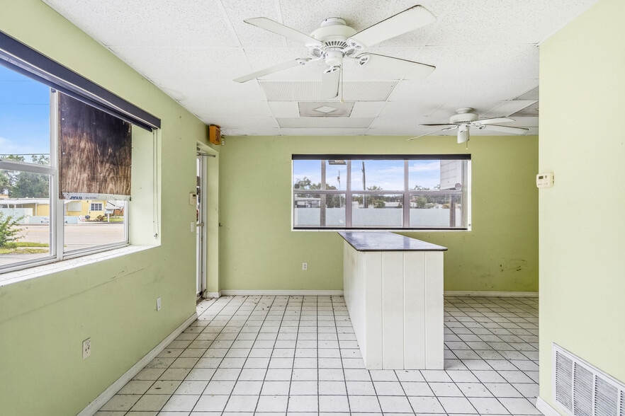 More Photos Of 725 12th St, Vero Beach Auto Repair For Sale