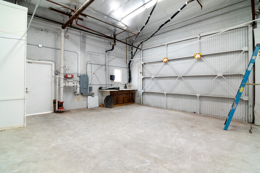 More Photos Of 11800 Vose St, North Hollywood Warehouse For Lease