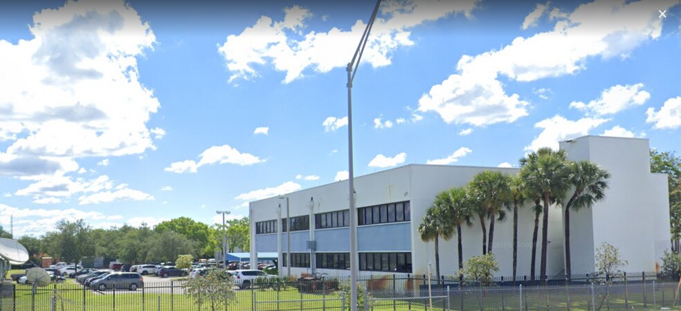 More Photos Of 7007 NW 77th Ave, Miami Showroom For Sale