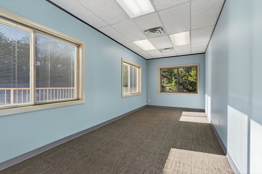 More Photos Of 8320 Bee Caves Rd, Austin Office For Sale
