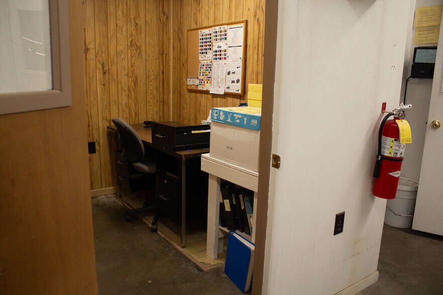 More Photos Of 645 Bellefontaine Ave, Marion Light Distribution For Sale
