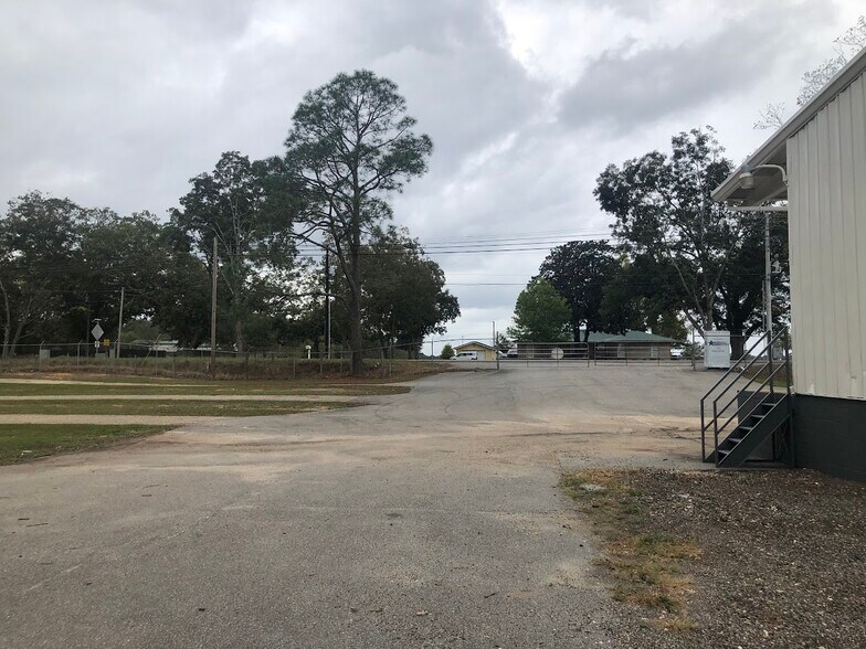 More Photos Of 489 Southgate Rd, Dothan Warehouse For Lease