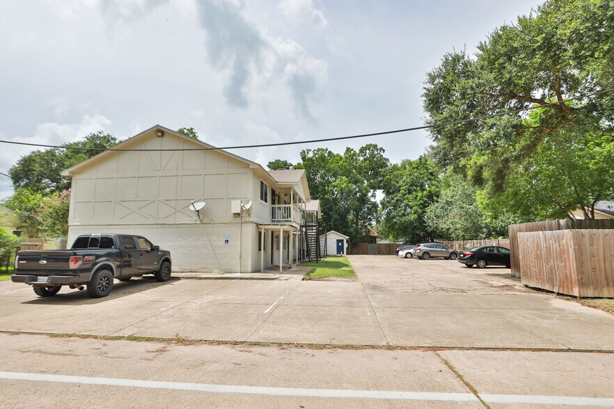 More Photos Of 1312 W Adoue St, Alvin Apartments For Sale