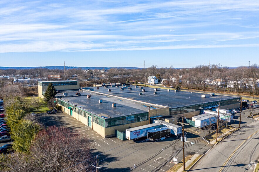 More Photos Of 2 Commerce Dr, Cranford Warehouse For Lease