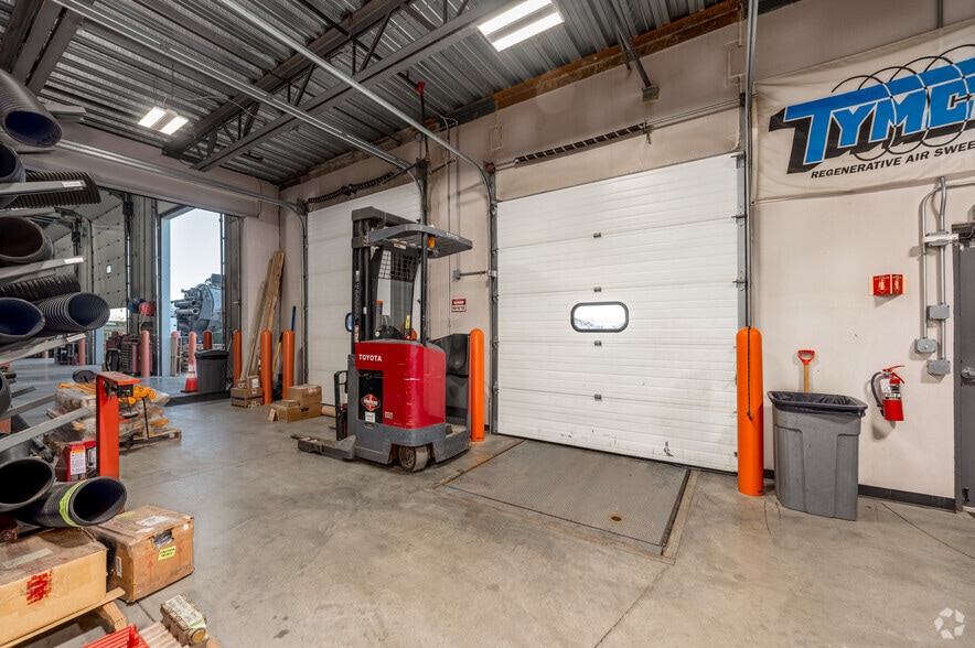 More Photos Of 5550 Poindexter Dr, Indianapolis Distribution For Sale