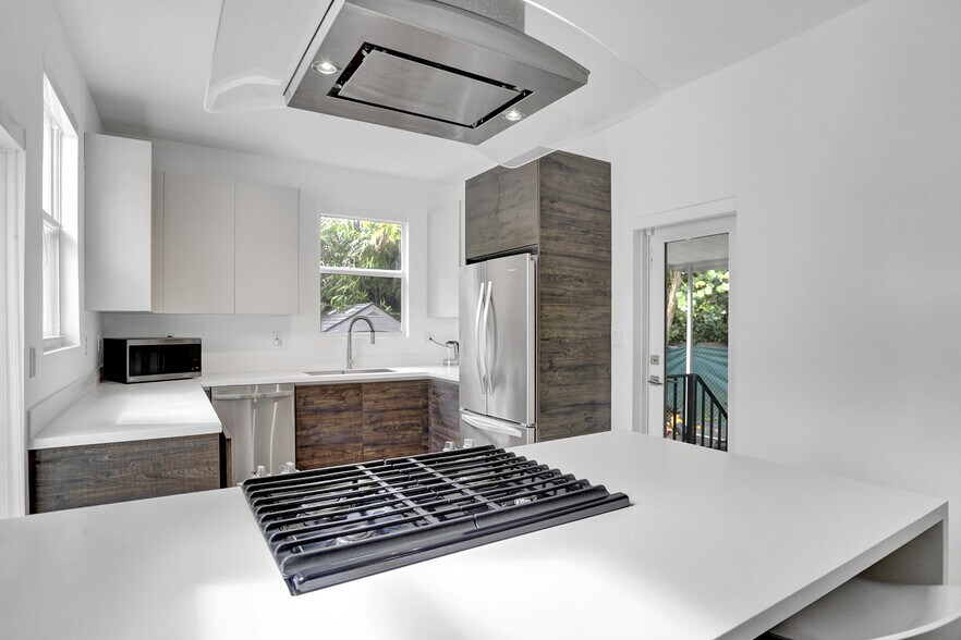 More Photos Of 430 Ne 121st St, Biscayne Park Movie Radio TVStudio For Sale