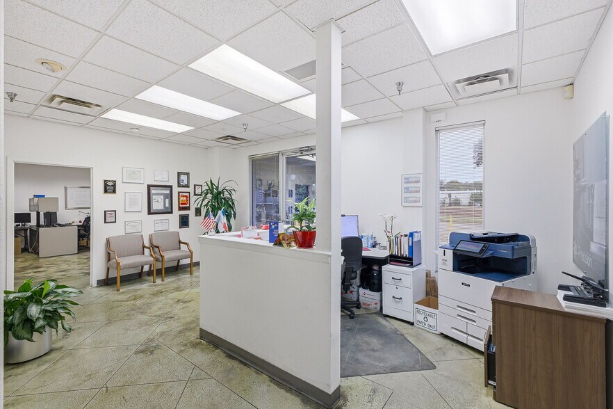 More Photos Of 315 N Park Dr, San Antonio Warehouse For Sale