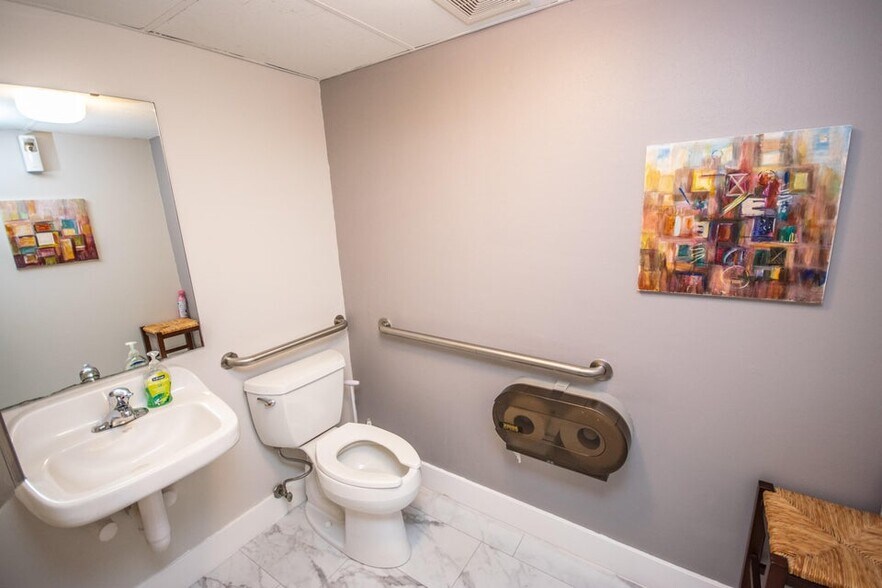 More Photos Of 1305 Chestnut St, West Bend Medical For Lease