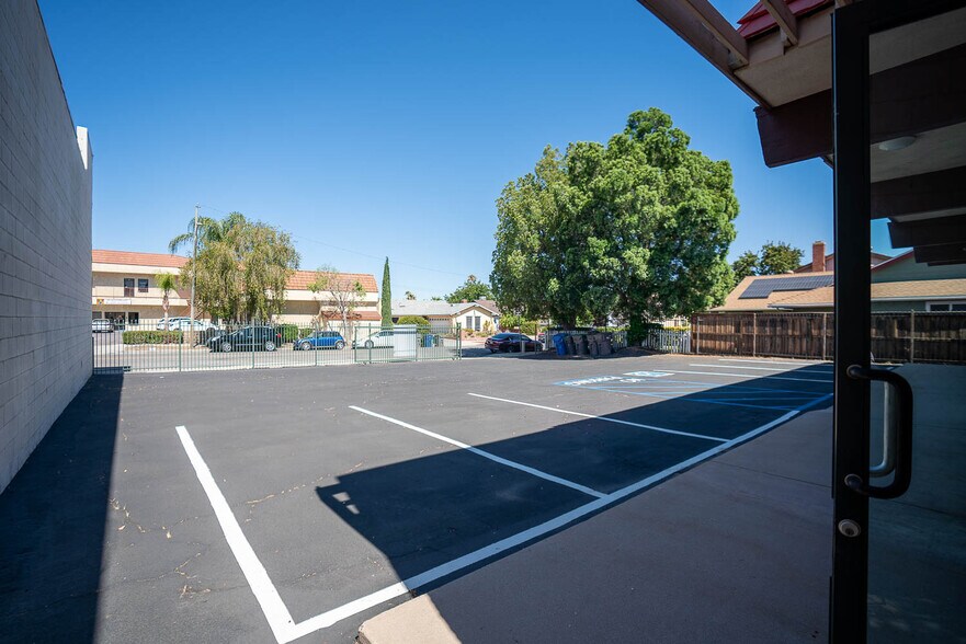 More Photos Of 27016 Langside Ave, Santa Clarita Office For Sale