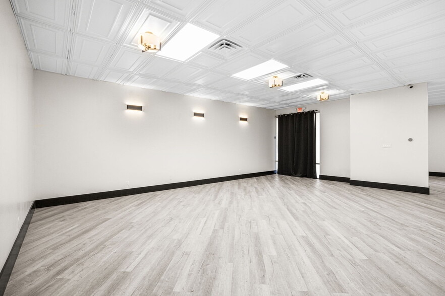 More Photos Of 8777 S Gessner Dr, Houston Freestanding For Lease