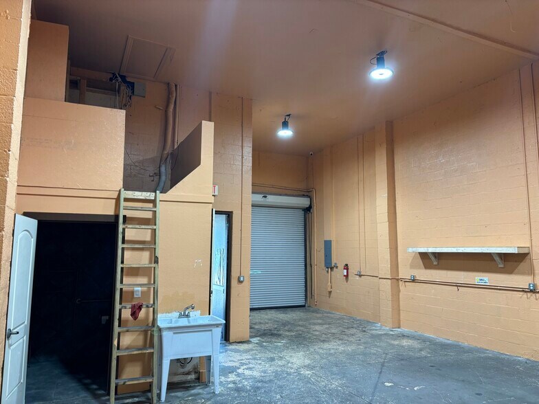 More Photos Of 434 NE 3rd Ave, Cape Coral Warehouse For Lease