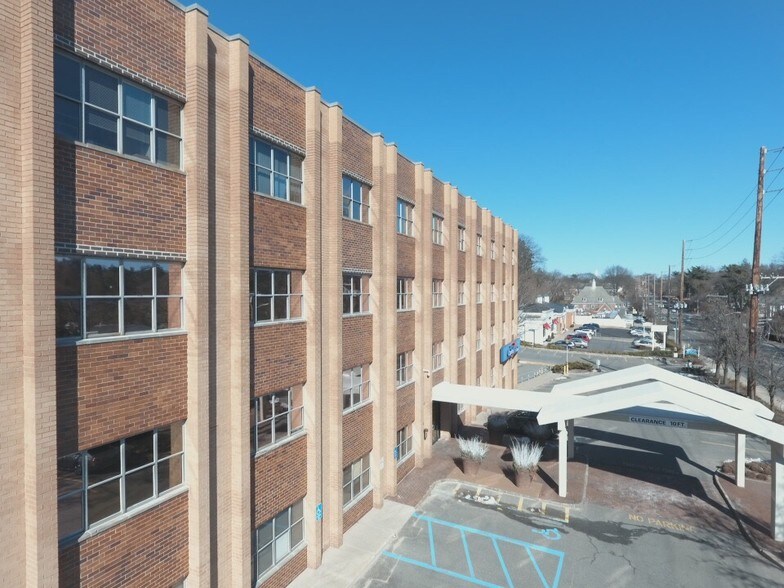 More Photos Of 1615 Northern Blvd, Manhasset Office For Lease