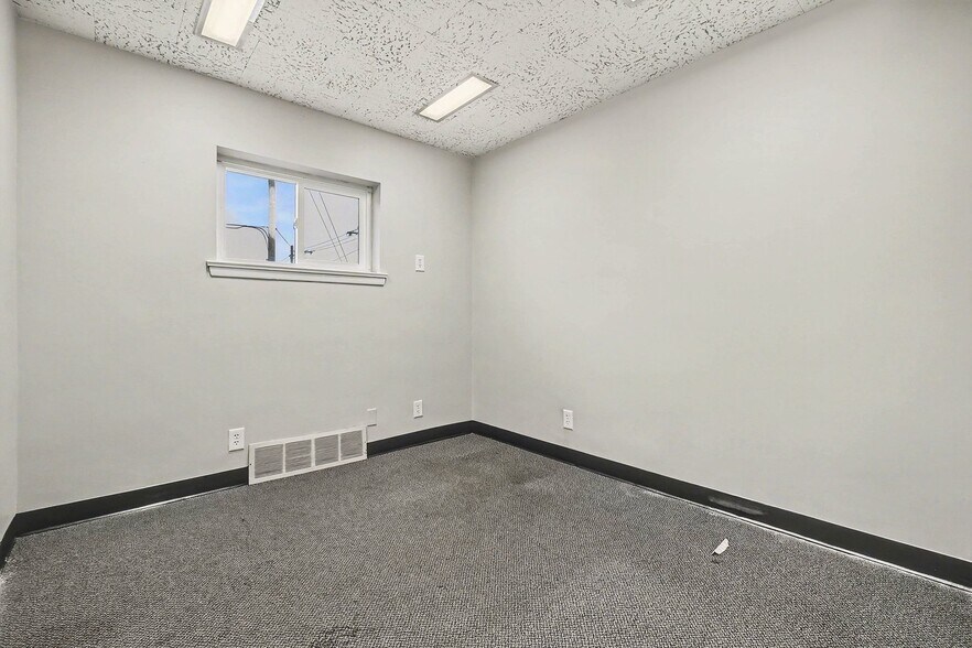 More Photos Of 5519 Northwest Radial Hwy, Omaha Medical For Lease