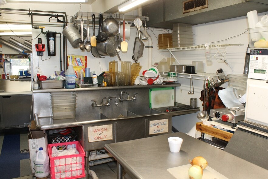 More Photos Of 408 E Comanche Ave, Shabbona General Retail For Sale