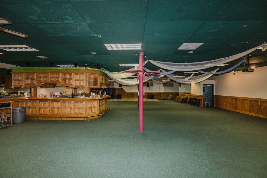 More Photos Of 830 N Kansas Ave, Topeka Bar For Sale