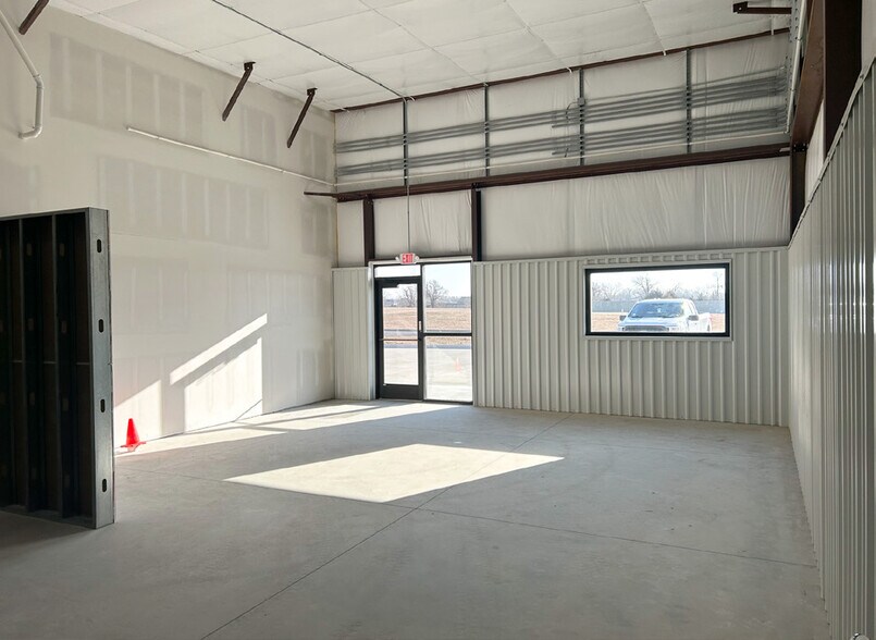 More Photos Of 3725-3729 N Ridgewood St, Wichita Light Distribution For Lease