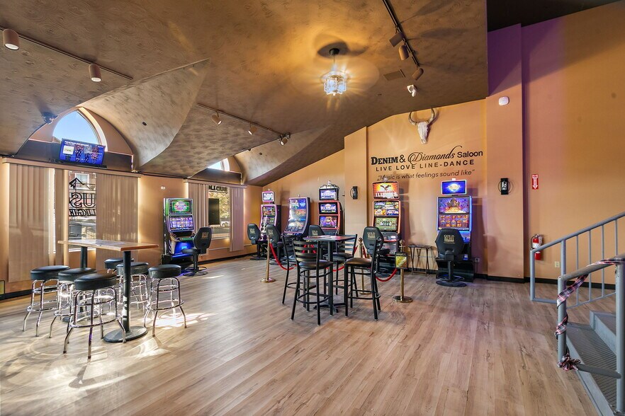 More Photos Of 425 W State St, Sycamore General Retail For Sale