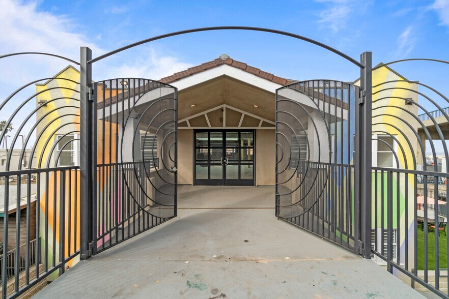 More Photos Of 1605 Ocean Front Walk, Santa Monica Storefront For Lease