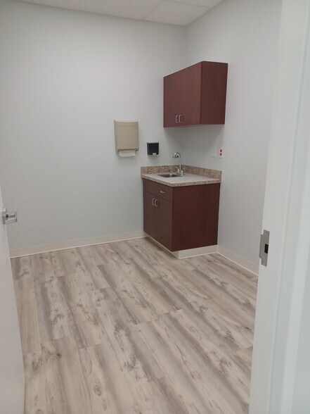 More Photos Of 200-208 W Oak St, Kissimmee Medical For Lease