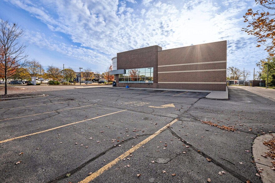 More Photos Of 3273 W Huron St, Waterford Drugstore For Lease