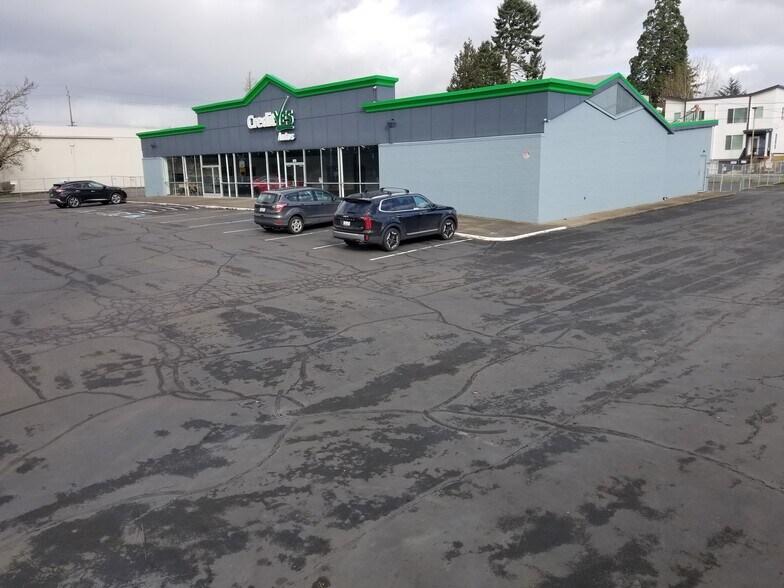 More Photos Of 4616 SE 82nd Ave, Portland Auto Dealership For Lease