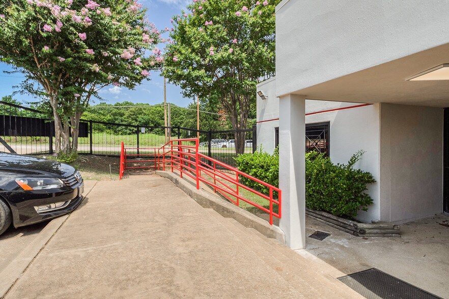 More Photos Of 4510 Duncanville Rd, Dallas Distribution For Sale