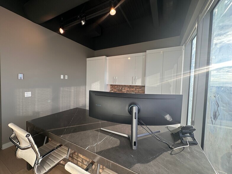 More Photos Of 3105-3223 5 Ave NE, Calgary Office For Sale