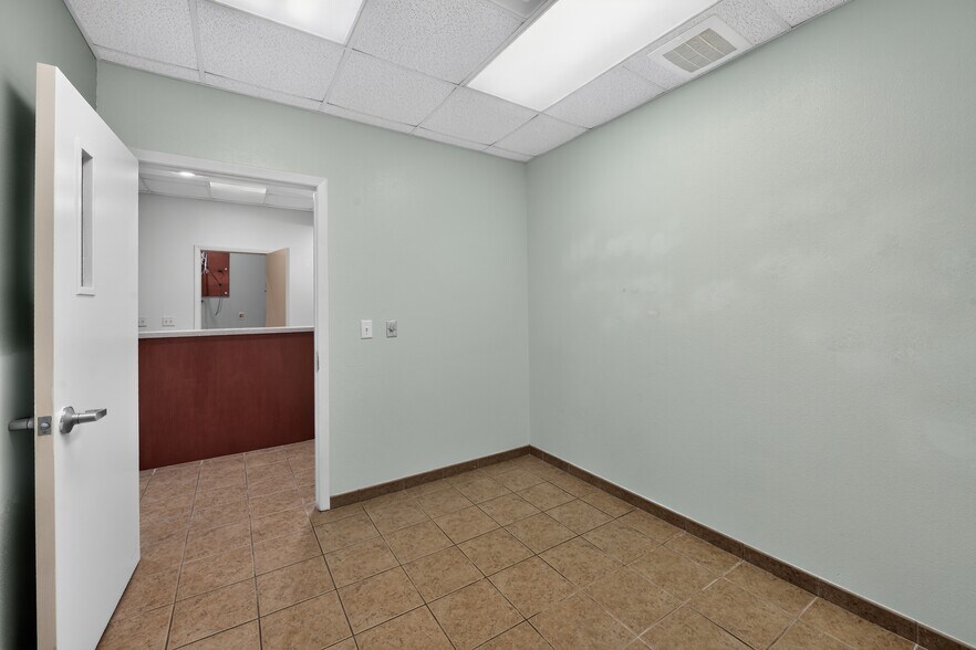 More Photos Of 2555 Pinellas Point Dr S, Saint Petersburg Veterinarian Kennel For Sale