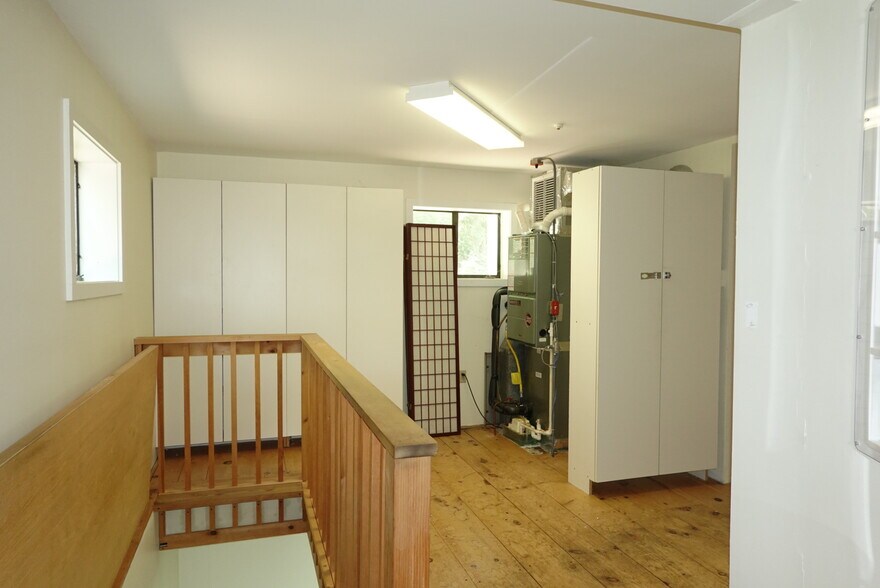 More Photos Of 1 Young Ln, Newmarket Flex For Sale