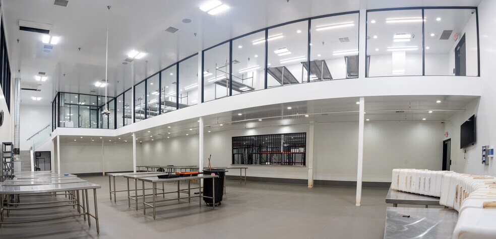 More Photos Of 19533 McLane St, Palm Springs Distribution For Sale