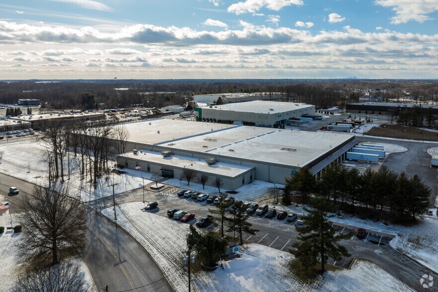 More Photos Of 200 Connecticut Dr, Burlington Warehouse For Lease