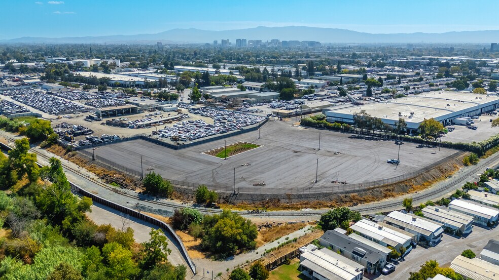 More Photos Of 1055 E Commercial Ct, San Jose Land For Lease