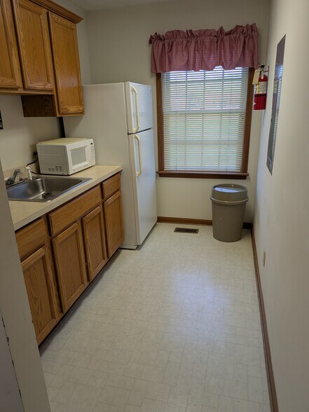 More Photos Of 380 Browns Ln, Coshocton Office For Lease